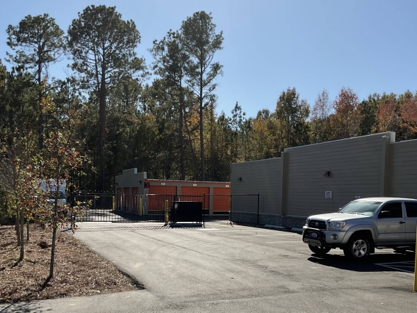 Facility photo: //images.sparefoot.com/medium/2410746925bc7e772ea.jpeg