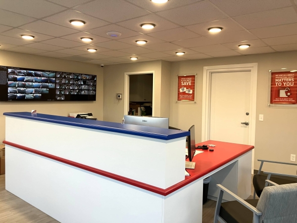 Facility photo: //images.sparefoot.com/medium/2410756967b6152ad60.jpg