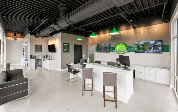Facility photo: //images.sparefoot.com/medium/24114768a3228c76303.jpg