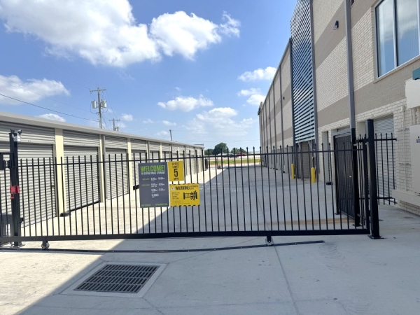 Facility photo: //images.sparefoot.com/medium/24115369943169867a4.jpg