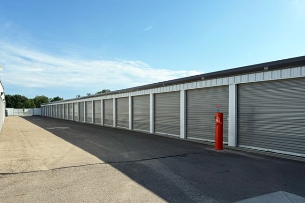 Facility photo: //images.sparefoot.com/medium/24117069eb6c418d9f0.jpg