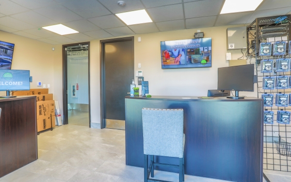 Facility photo: //images.sparefoot.com/medium/24117469823424371f3.jpg