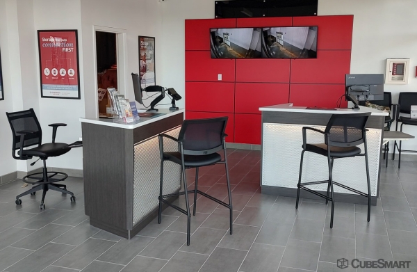 Facility photo: //images.sparefoot.com/medium/2412046883340af148b.jpg