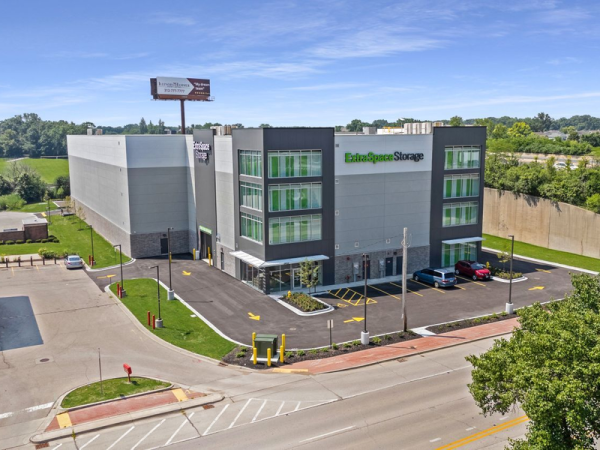 Facility photo: //images.sparefoot.com/medium/24120569038ebf3bb70.jpg