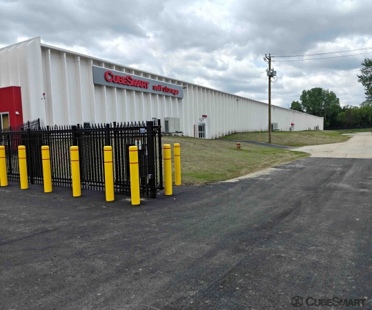 Facility photo: //images.sparefoot.com/medium/24122868c91e5bd638c.jpg