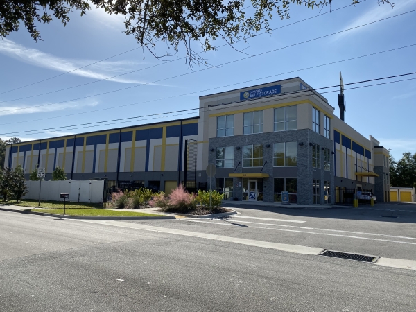 Facility photo: //images.sparefoot.com/medium/241234685a93bc16c4c.jpeg