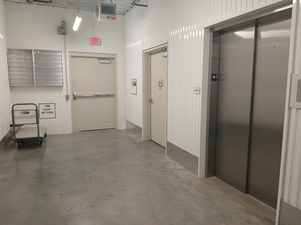 Facility photo: //images.sparefoot.com/medium/24126468a4976bd93d3.jpg