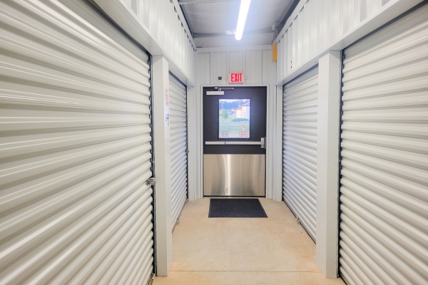 Facility photo: //images.sparefoot.com/medium/24128468ca05aeb230f.jpg