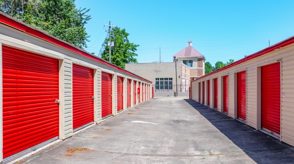 Facility photo: //images.sparefoot.com/medium/24131169f26d3cabc6d.jpg