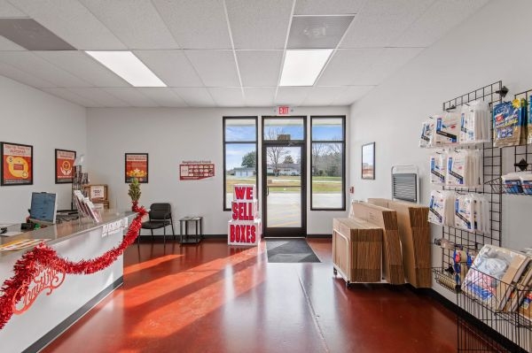 Facility photo: //images.sparefoot.com/medium/2413186879238449498.jpg