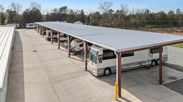 Facility photo: //images.sparefoot.com/medium/24131869c59feb3c86a.jpg