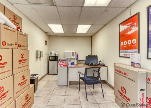 Facility photo: //images.sparefoot.com/medium/24132569201b7d9169f.jpg