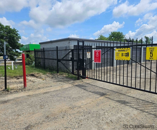 Facility photo: //images.sparefoot.com/medium/241326688b1e1444d0f.jpg