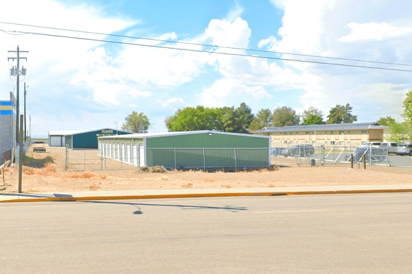 Facility photo: //images.sparefoot.com/medium/24133768890ff8aa8c1.jpg