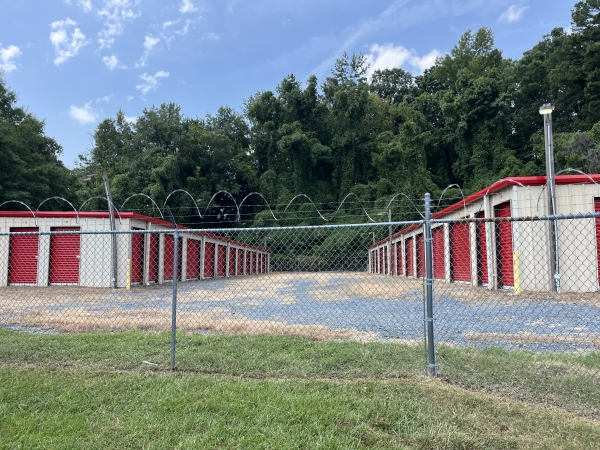 Facility photo: //images.sparefoot.com/medium/241350685ece2569f14.jpg