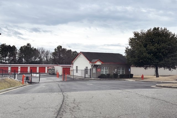 Facility photo: //images.sparefoot.com/medium/24135869f4a95dbf7a8.jpg