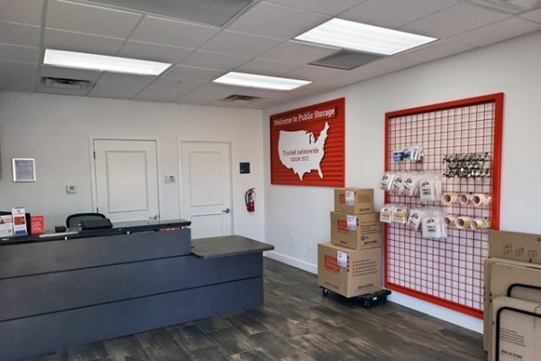 Facility photo: //images.sparefoot.com/medium/2413616a0c66b48221a.jpg