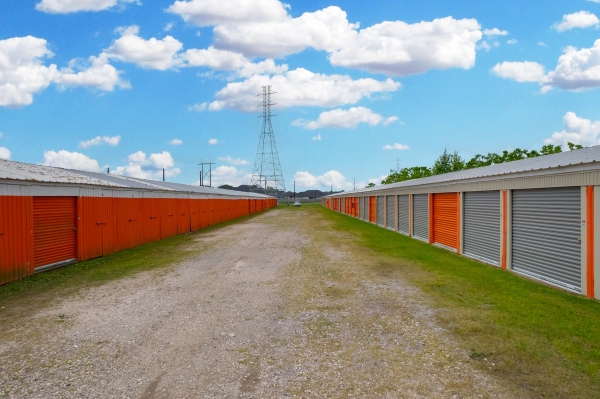 Facility photo: //images.sparefoot.com/medium/24136469f4bb57399d7.jpg