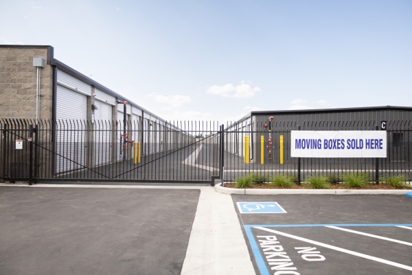 Facility photo: //images.sparefoot.com/medium/2413706893c1c222e68.jpg