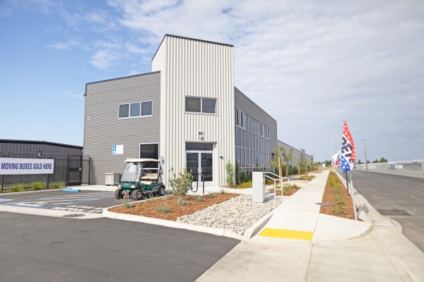 Facility photo: //images.sparefoot.com/medium/2413706893c30c61df1.jpg