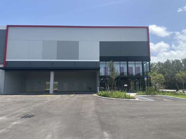 Facility photo: //images.sparefoot.com/medium/2413806887e97929d9f.jpg