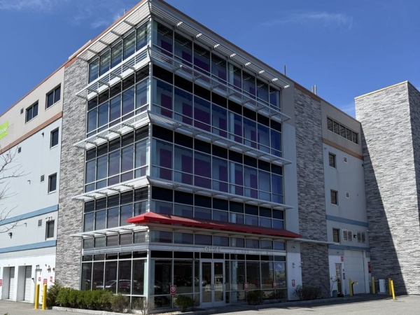 Facility photo: //images.sparefoot.com/medium/241383690390534ba4d.jpg