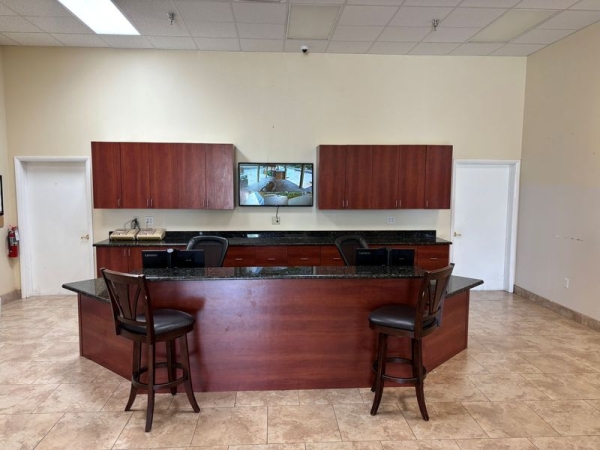 Facility photo: //images.sparefoot.com/medium/24138469028c350aadc.jpg