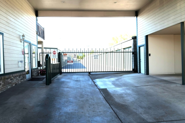 Facility photo: //images.sparefoot.com/medium/2414196893cbda5dff1.jpg