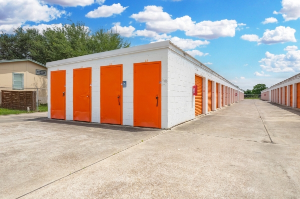 Facility photo: //images.sparefoot.com/medium/24144669f4d8427e3d8.jpg