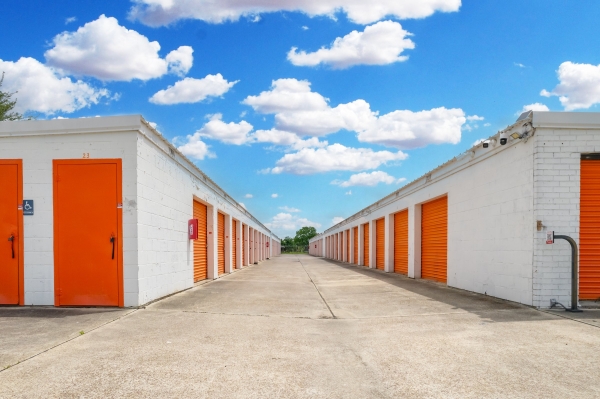 Facility photo: //images.sparefoot.com/medium/24144669f4d8442384f.jpg