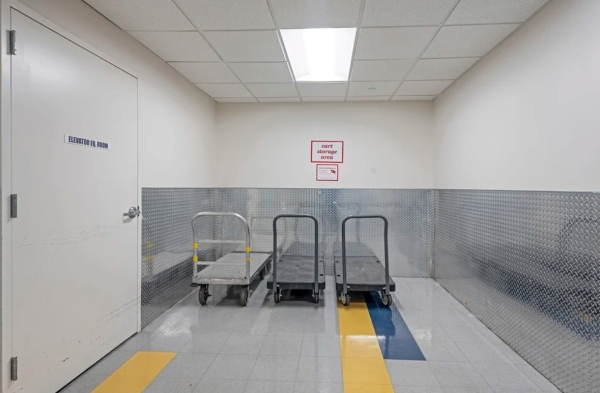 Facility photo: //images.sparefoot.com/medium/24147068d2c4189f797.jpg