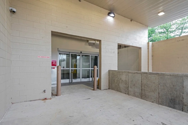 Facility photo: //images.sparefoot.com/medium/24147068d2c41a9065b.jpg