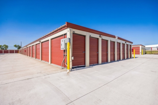 Facility photo: //images.sparefoot.com/medium/241472687002b9f1d93.jpg