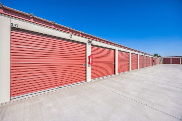 Facility photo: //images.sparefoot.com/medium/241472687002bec2254.jpg