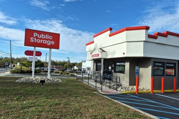 Facility photo: //images.sparefoot.com/medium/24147869f5f9a66c6c5.jpg