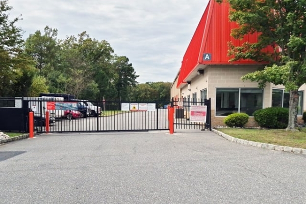 Facility photo: //images.sparefoot.com/medium/24147969fde08df3f44.jpg