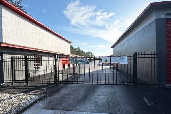 Facility photo: //images.sparefoot.com/medium/2414836a008f05189fb.jpg