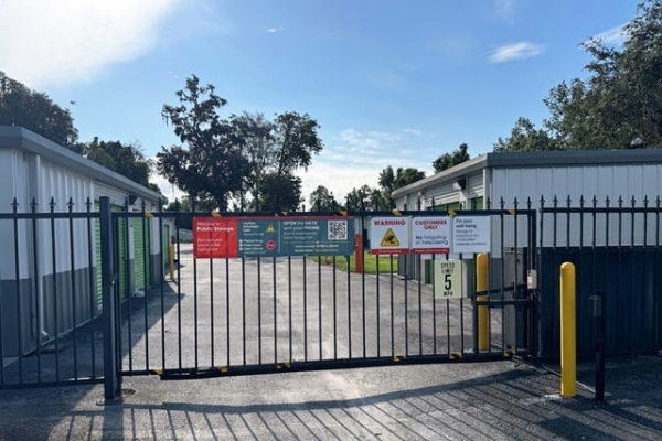 Facility photo: //images.sparefoot.com/medium/24148569f5fa4207d78.jpg