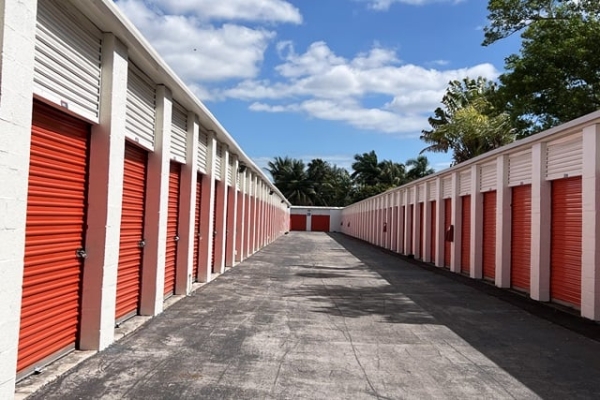 Facility photo: //images.sparefoot.com/medium/2414866a09c9045dd30.jpg