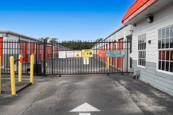 Facility photo: //images.sparefoot.com/medium/24149469ff32cc56549.jpg
