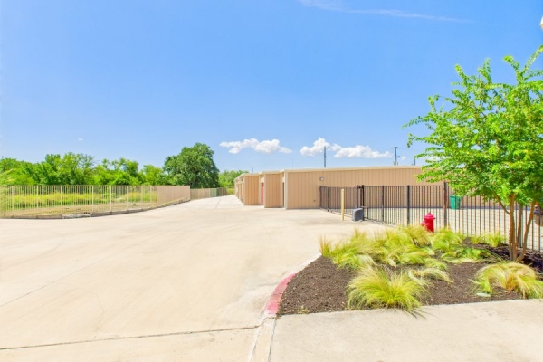 Facility photo: //images.sparefoot.com/medium/24151168a8b37311ecf.jpg