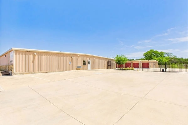 Facility photo: //images.sparefoot.com/medium/24151168dadf4ff2831.jpg