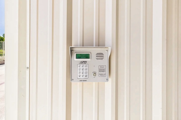 Facility photo: //images.sparefoot.com/medium/24151168dadf522d80b.jpg