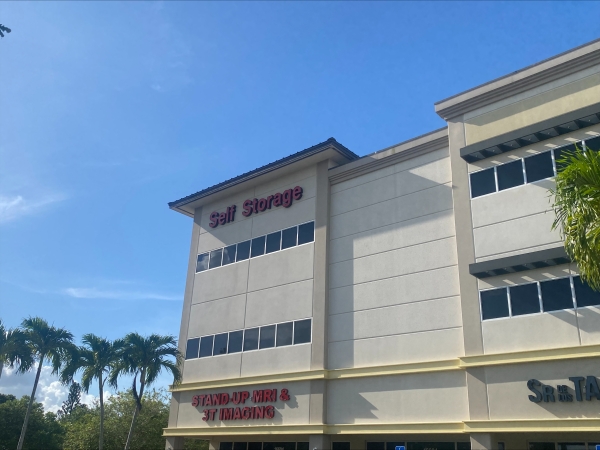 Facility photo: //images.sparefoot.com/medium/241512687f94a23b3df.jpeg