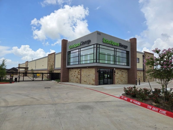 Storage Units at Extra Space Storage - 6848 - Missouri City - Lake Olympia Pkwy - 1101 Lake Olympia Parkway