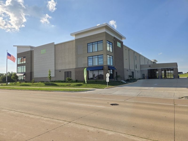 Facility photo: //images.sparefoot.com/medium/2415356902884ce3b4e.jpg