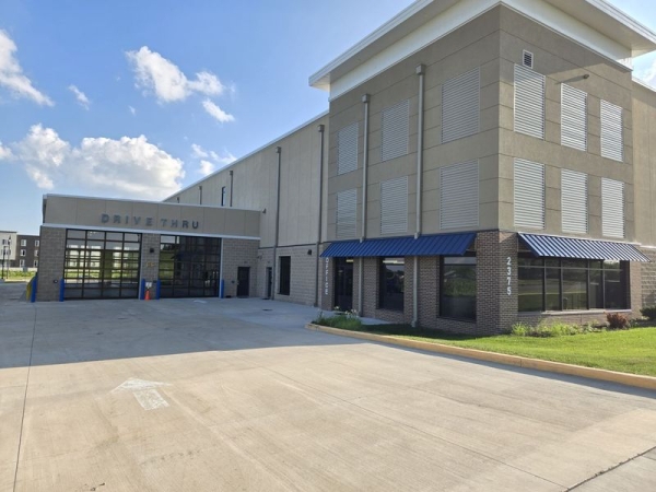 Facility photo: //images.sparefoot.com/medium/2415356902884dcfb64.jpg