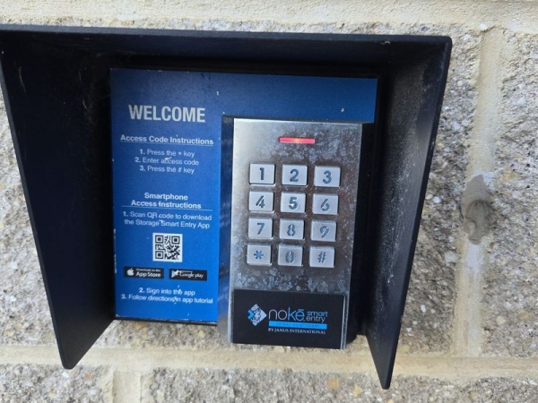 Facility photo: //images.sparefoot.com/medium/241535690288508425e.jpg