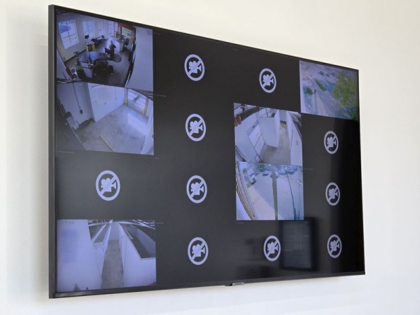 Facility photo: //images.sparefoot.com/medium/24153769038ffd8431c.jpg