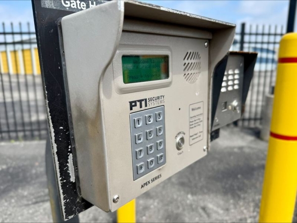 Facility photo: //images.sparefoot.com/medium/2415386903914209633.jpg